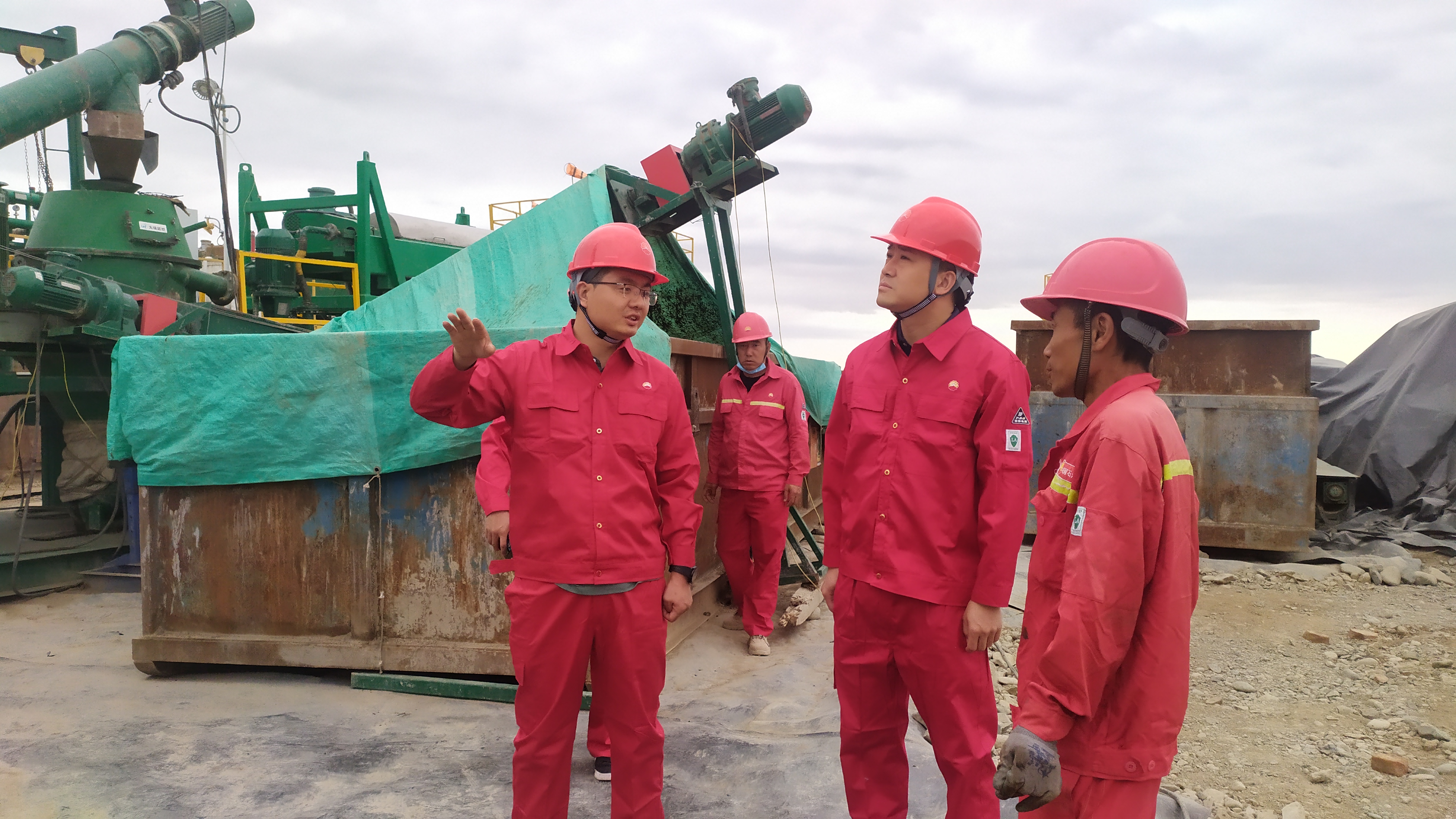 清凉慰问暖人心 凝心聚力鼓干劲——公司总经理张林看望慰问野外一线职工