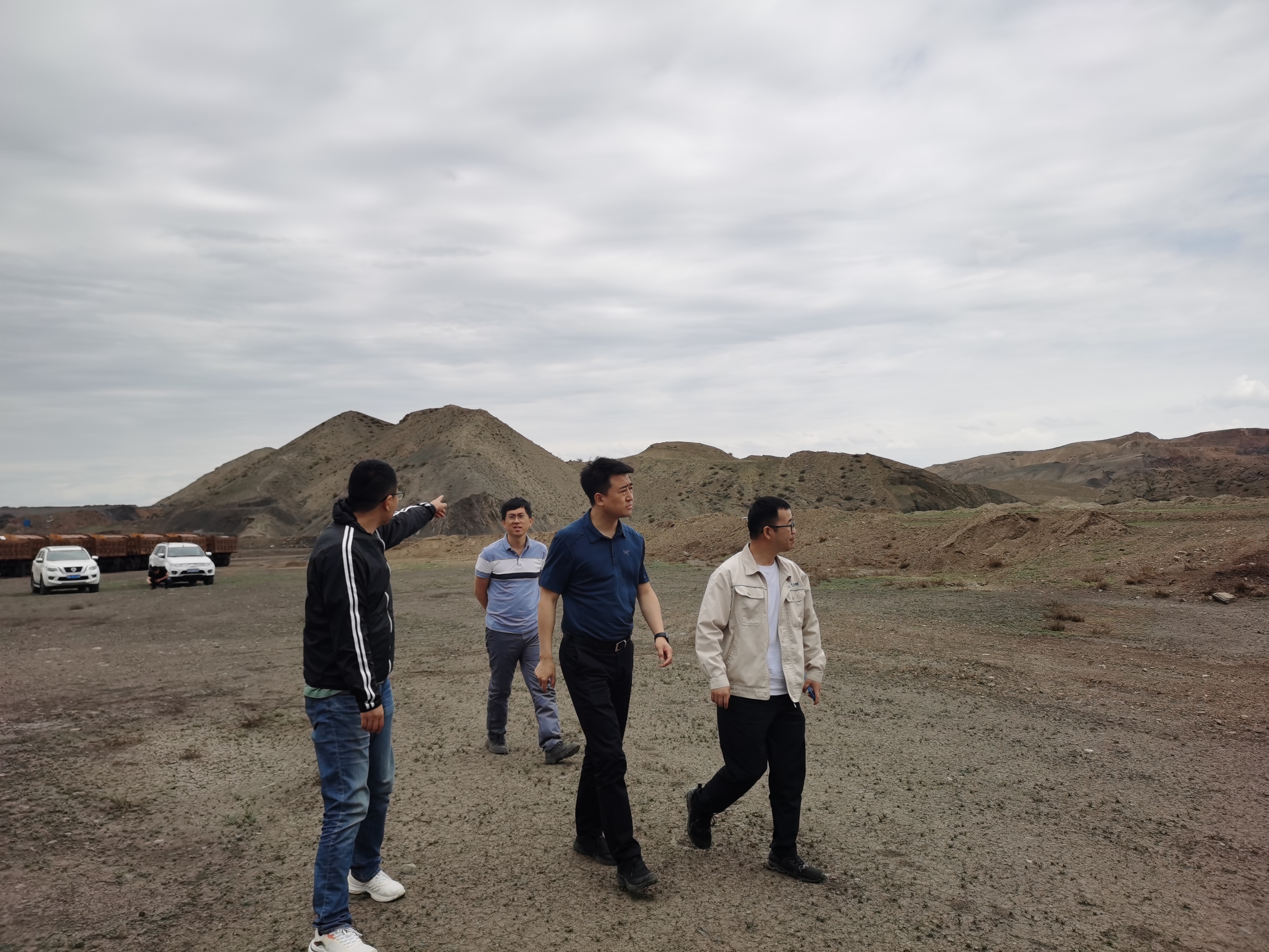 中陕核生态环境有限公司总经理 张林带队赴新疆宝明矿业实地考察交流
