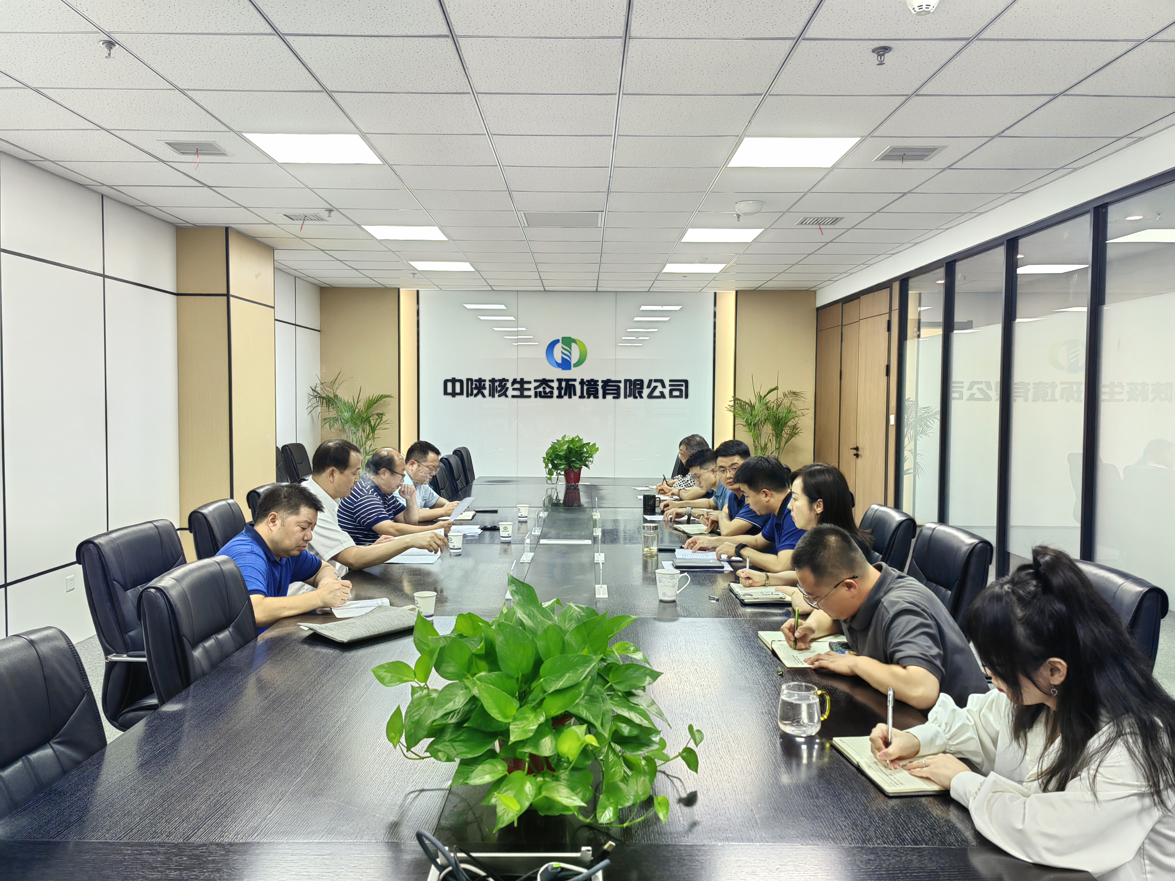 集团公司副总经理侯峰一行到生态环境公司调研指导工作