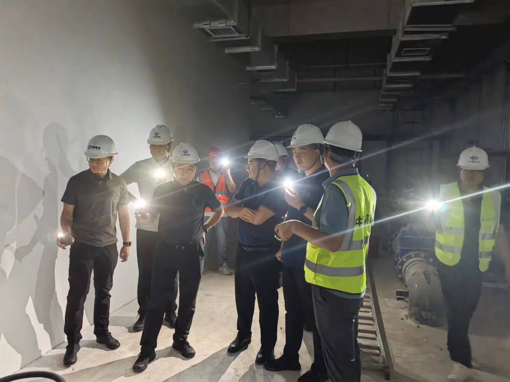 中陕核集团党委委员、副总经理赵铜飞一行到生态环境公司西安交通大学第一附属医院国际陆港医院污水站项目开展“送清凉”慰问调研活动(图1)