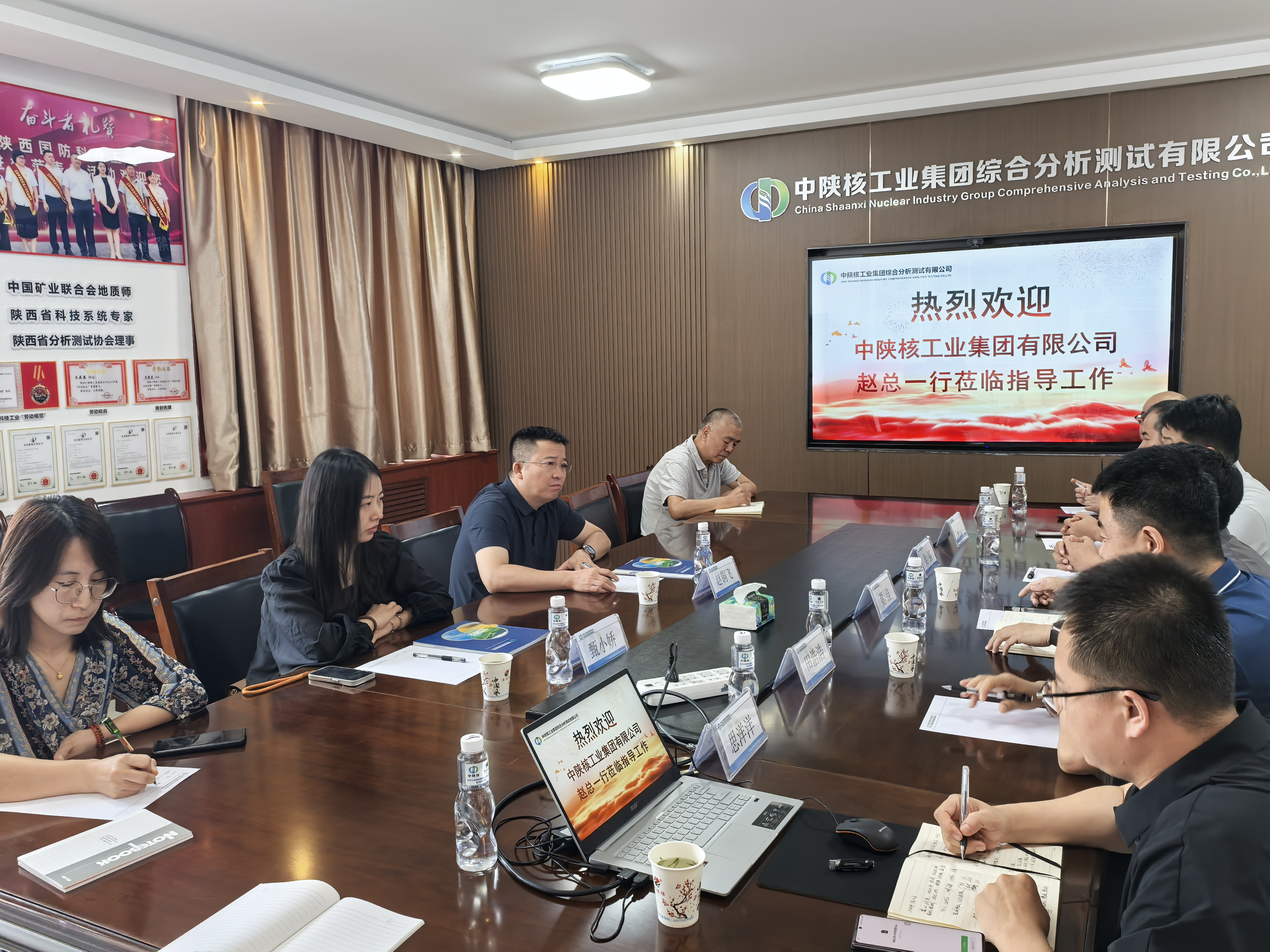 中陕核集团党委委员、副总经理赵铜飞一行到生态环境公司西安交通大学第一附属医院国际陆港医院污水站项目开展“送清凉”慰问调研活动(图4)