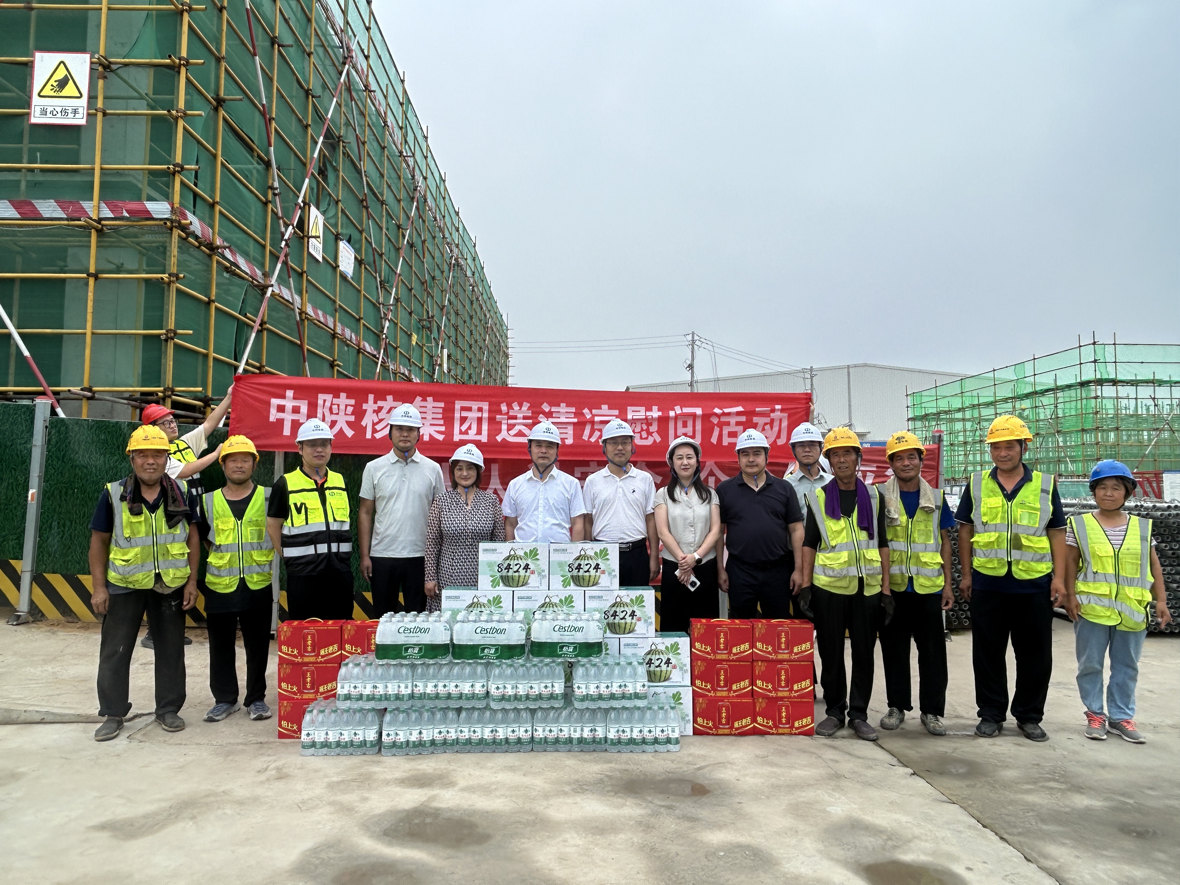 中陕核集团党委副书记冯凯一行 深入生态环境公司项目一线 “送清凉”慰问及调研指导(图1)