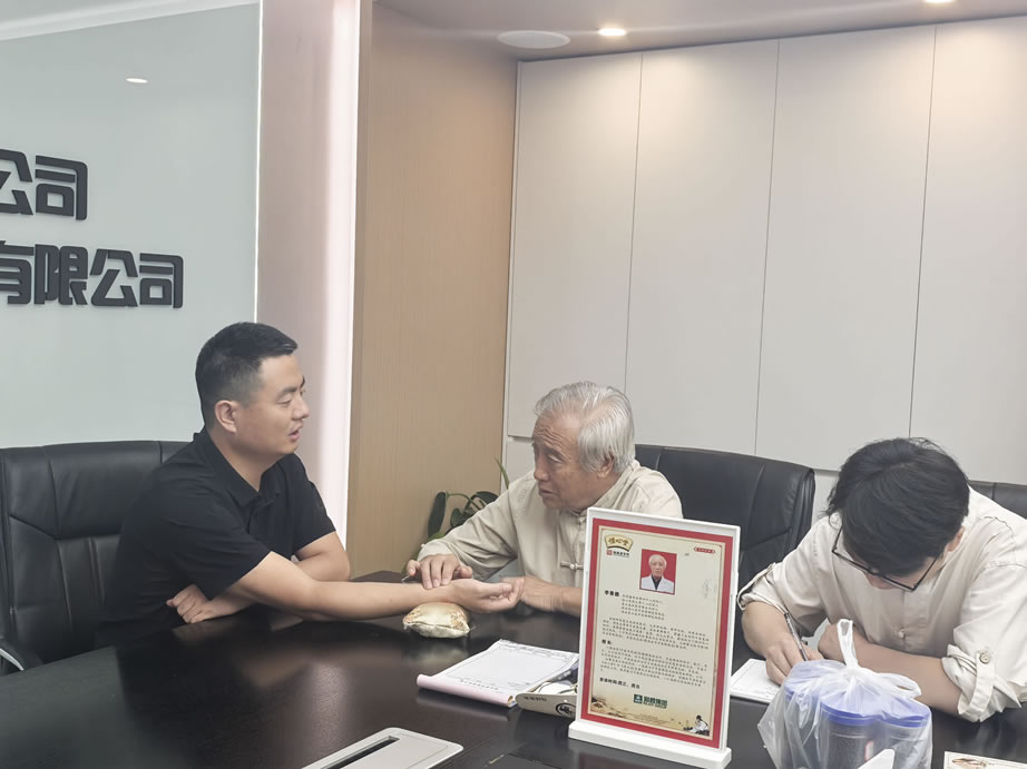 【工会福利·温暖】不用抢号!中陕核生态公司工会邀中医专家进企业专属义诊让职工感受“家温度”(图4) 微信图片_20250826163513_126_54.jpg
