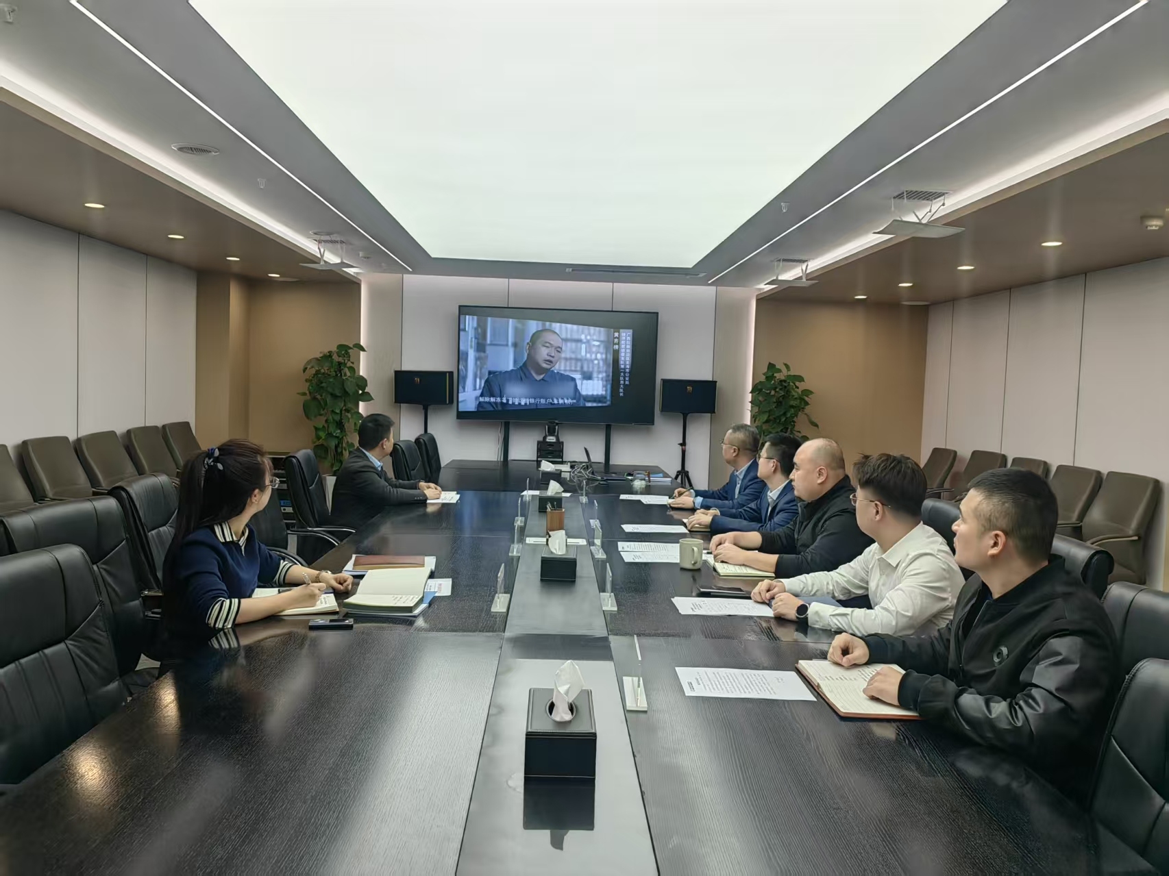 观看警示教育片.jpg